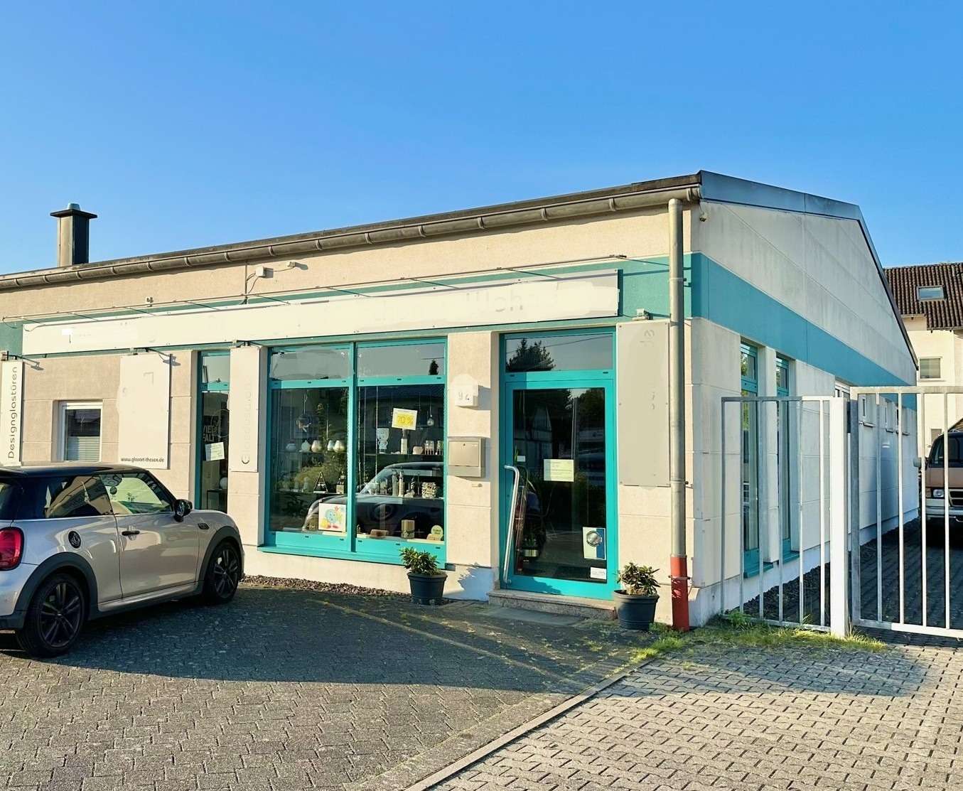 TOP LAGE UND VIELSEITIG NUTZBAR - PKW-Stellpl&auml;tze vorhanden - Laden, Praxis, Fitnessstudio etc.